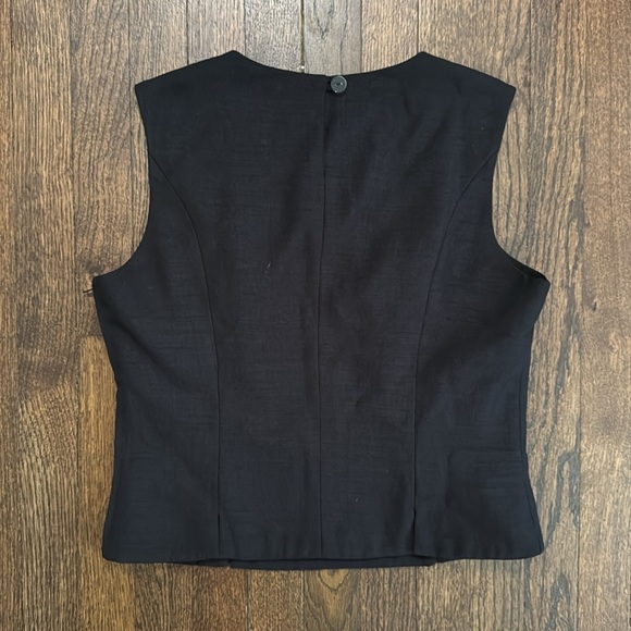 Elegant Black Sleeveless Top - Picture 3 of 3